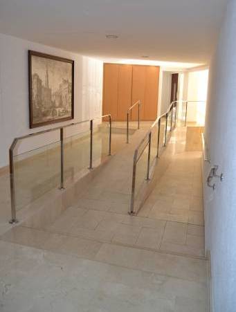 Rampa en zaguán con acceso a dos escaleras en Cl Enguera, 1
